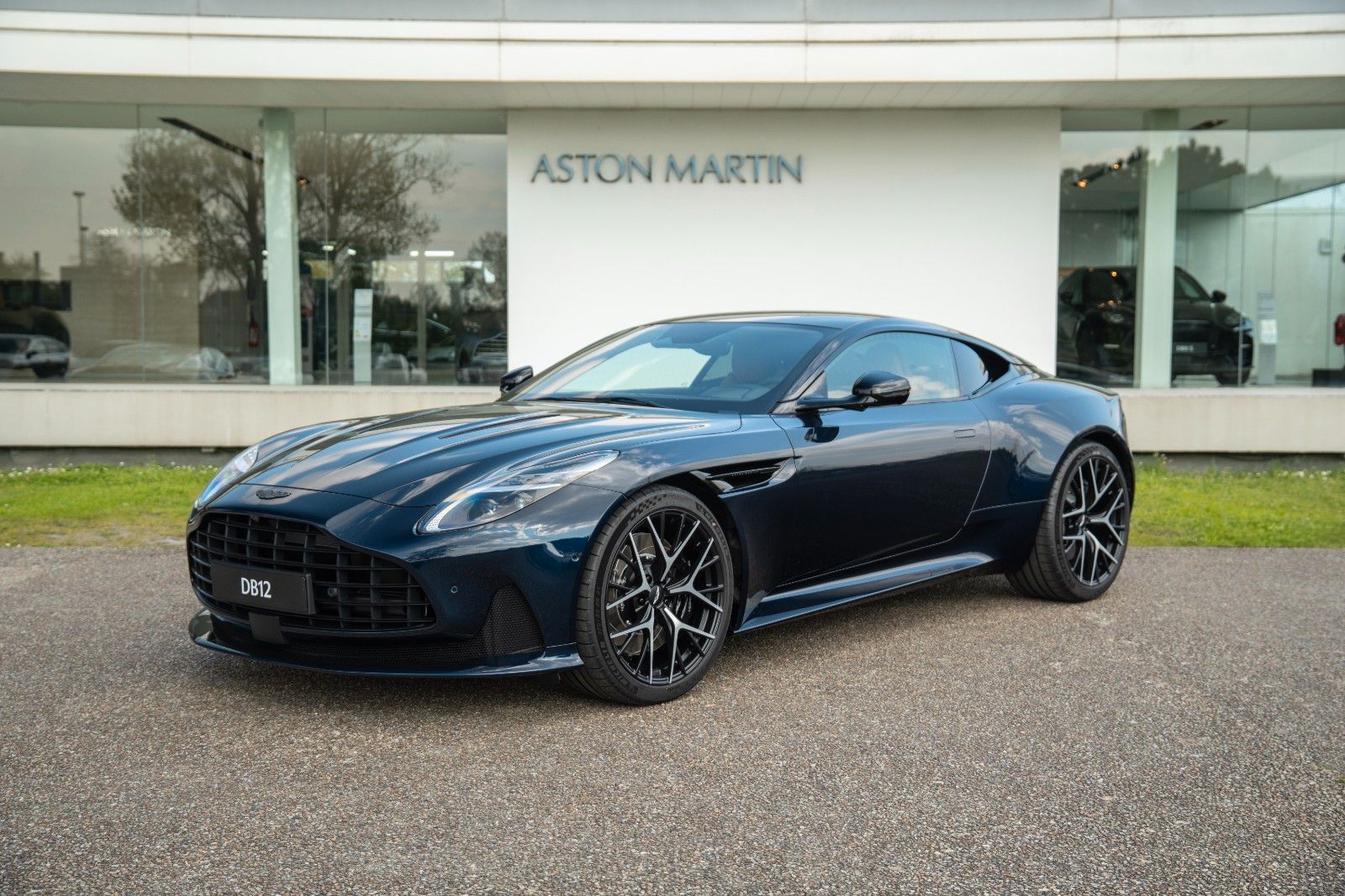Aston Martin DB12 4.0 V8