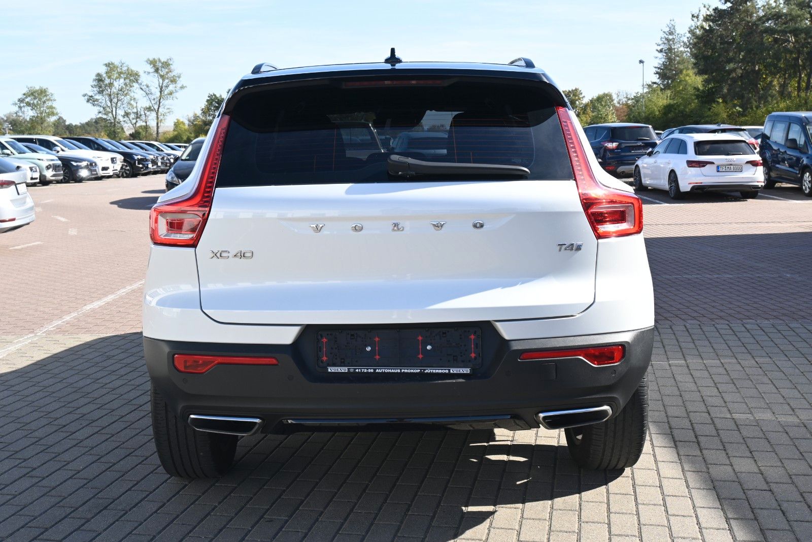 Fahrzeugabbildung Volvo XC40 T4 FWD Autom. R-Design*FSHZG*H&K*RFK*ACC*