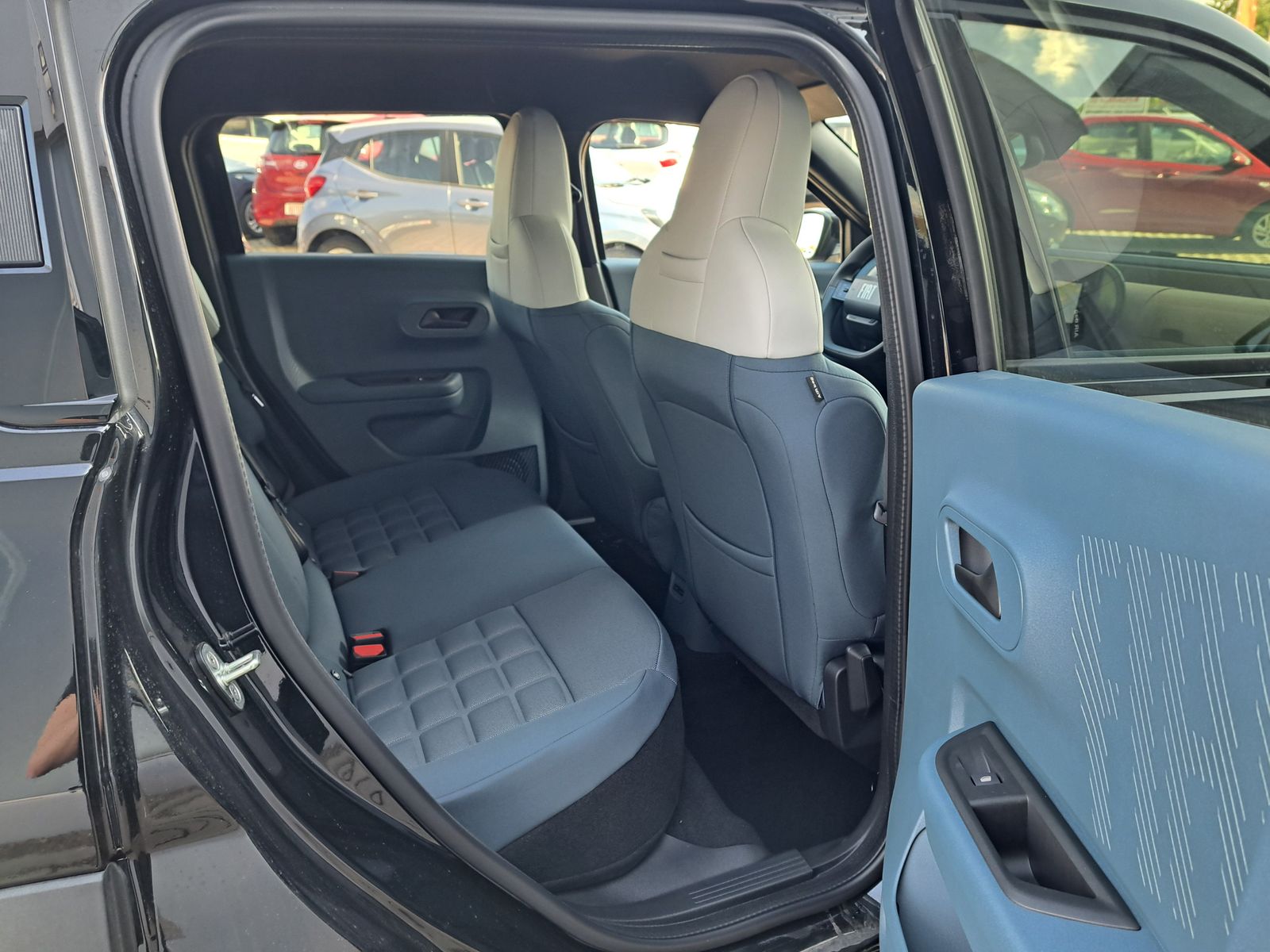 Fahrzeugabbildung Fiat Grande Panda La Prima Hybrid AUTOM. SITZHEIZUNG