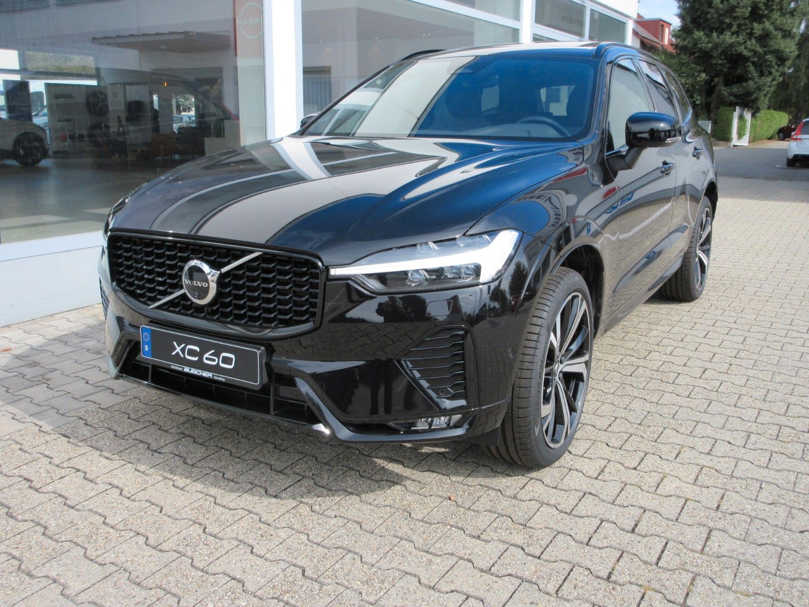 Fahrzeugabbildung Volvo XC 60 B5 Plus Dark AWD