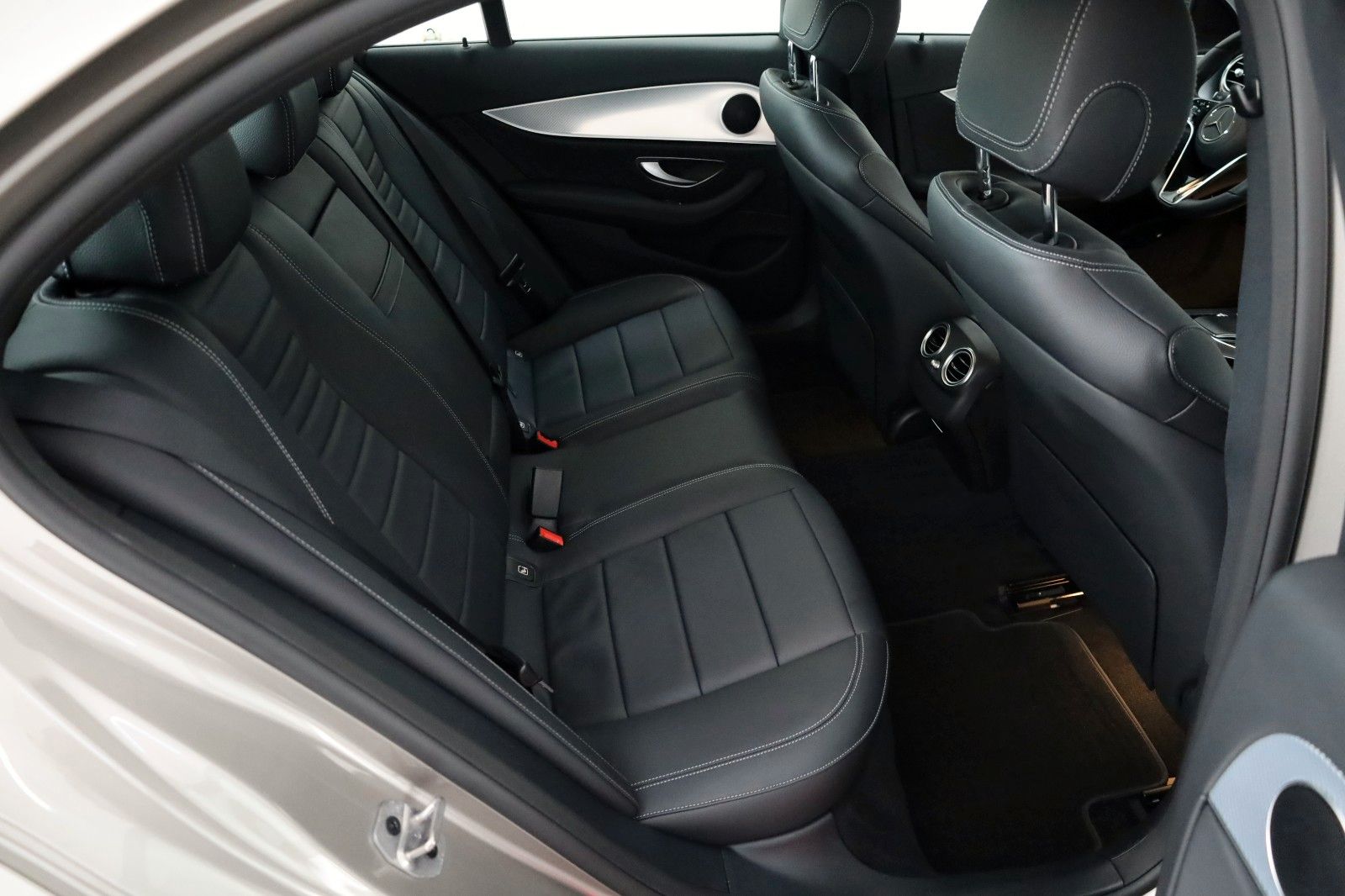 Fahrzeugabbildung Mercedes-Benz E 300de Lim. Avantgarde Leder,Navi,LED,SH,Kamera