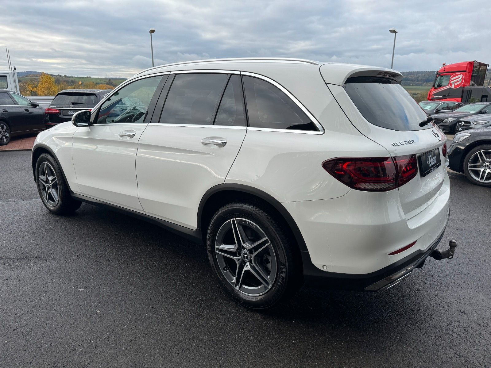 Fahrzeugabbildung Mercedes-Benz GLC 200 4M AMG+Pano+Distr+StandH+AHK+360+HUD