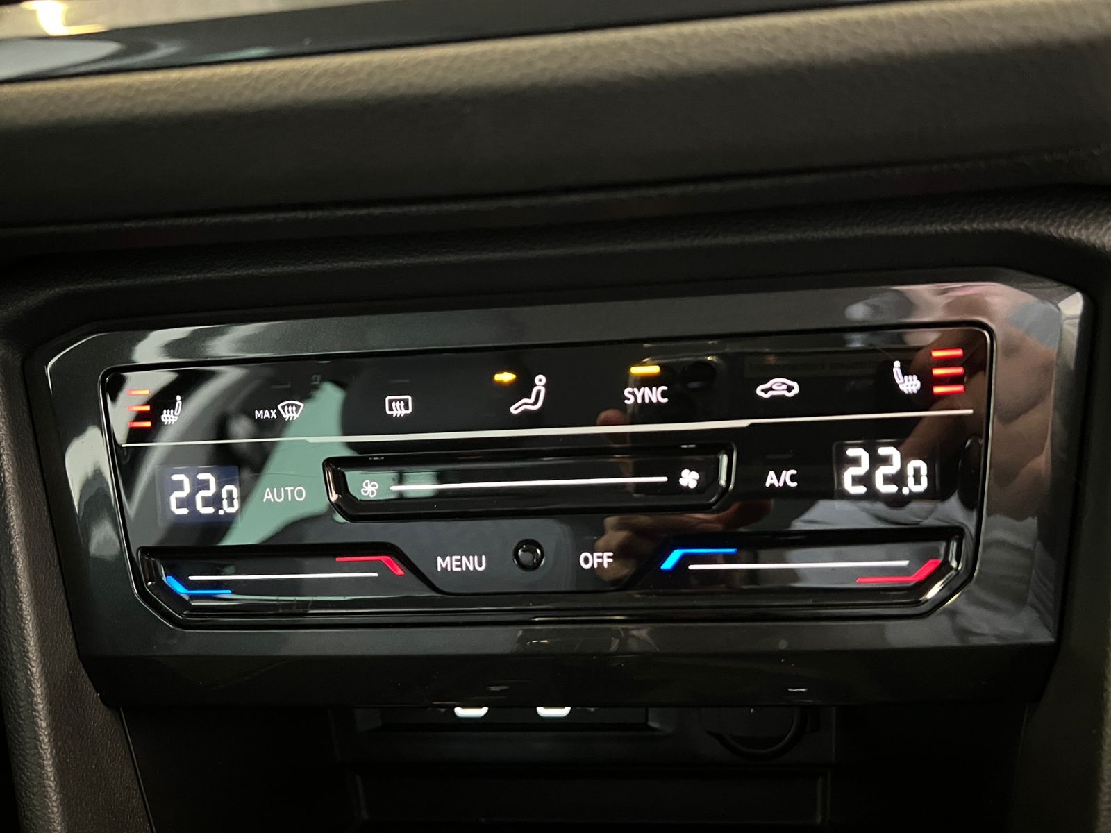 Fahrzeugabbildung Volkswagen Tiguan MOVE 1.5 TSI DSG *AHK, LED, Navi, 17'-LM*