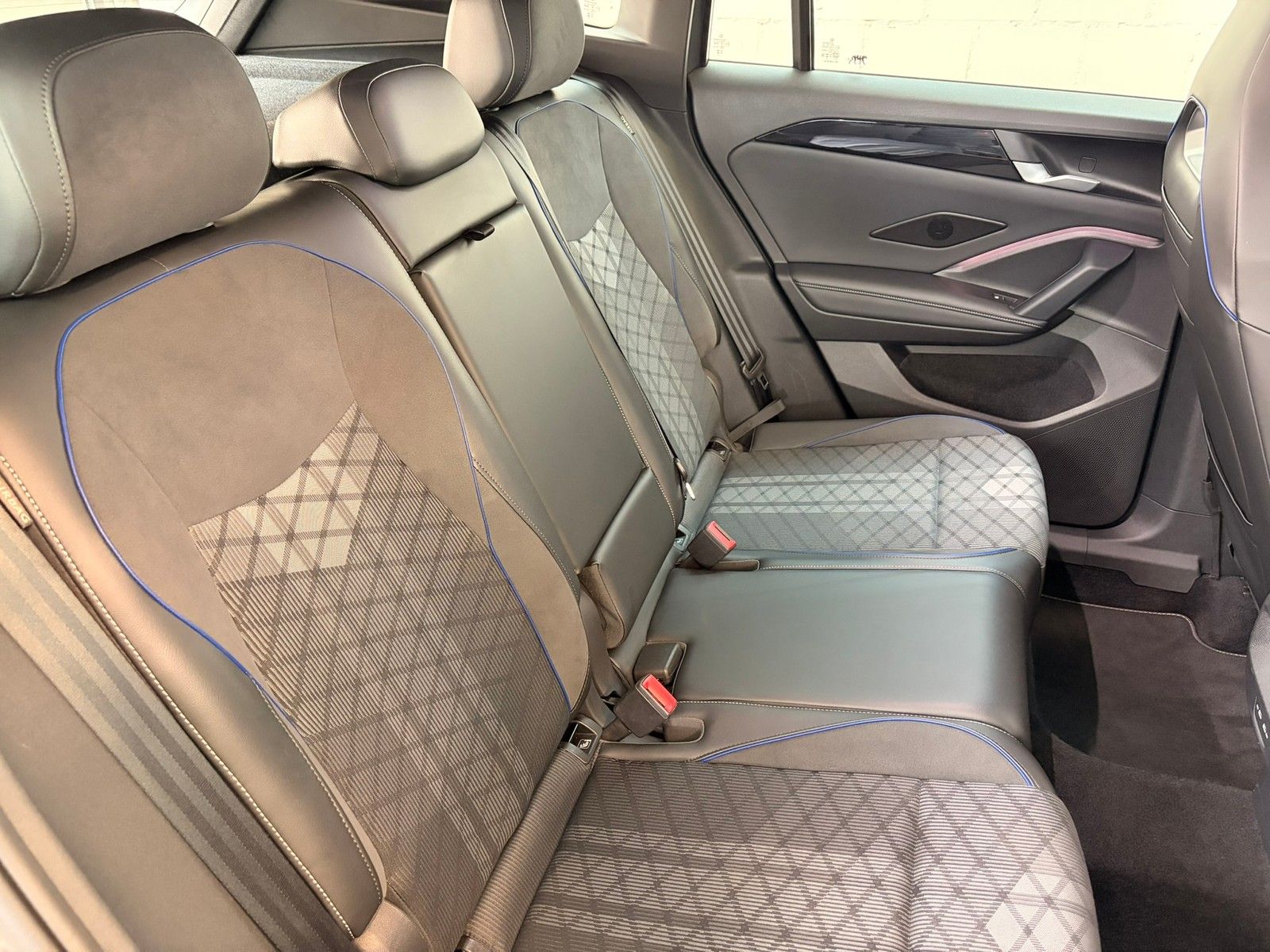 Fahrzeugabbildung Volkswagen Tiguan R-Line 2.0 TDI DSG +Kamera+Navi+ACC + LED