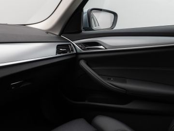 Fahrzeugabbildung BMW 530e xD Pano Kamera DAB HiFi Adapt. Fahrwerk 19"
