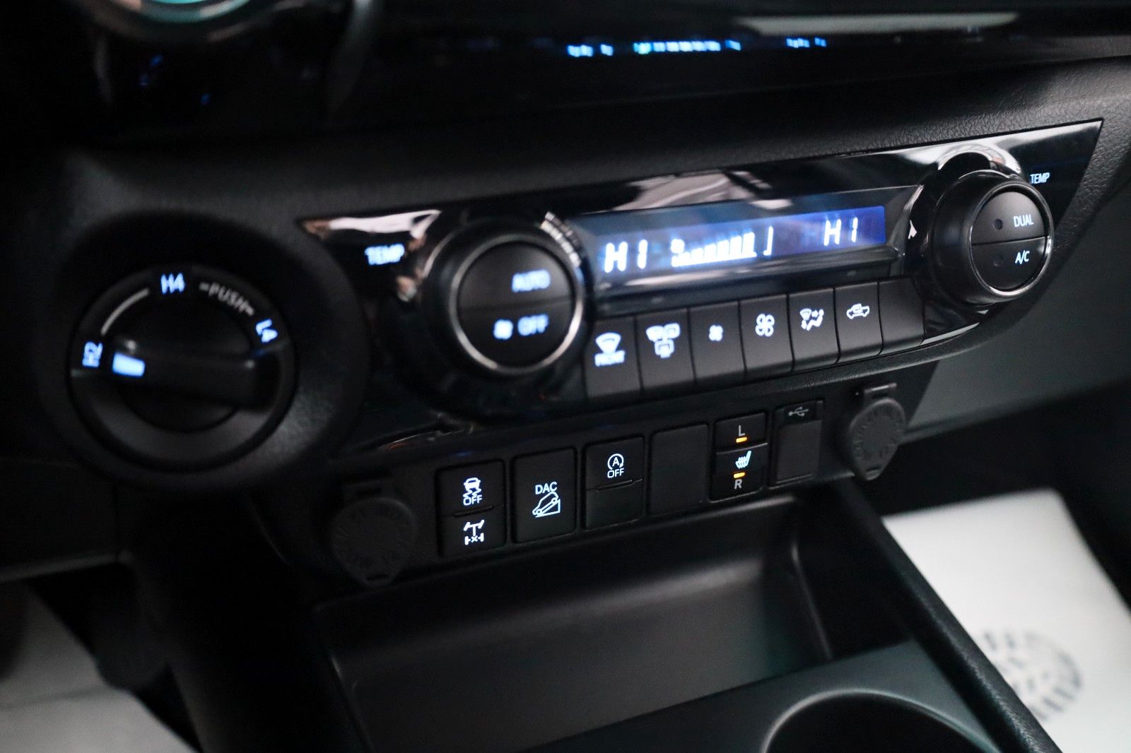 Fahrzeugabbildung Toyota Hilux Double Cab Invincible,ACC, Navi,Rollo, AHK