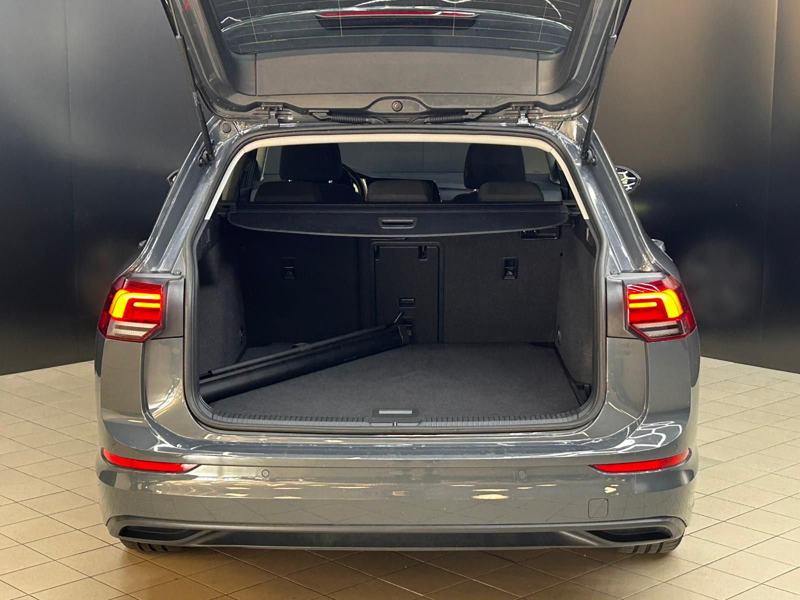 Fahrzeugabbildung Volkswagen Golf VIII Life 2,0TDI DSG VIRTU+LED+SHZ+NAVI+ACC