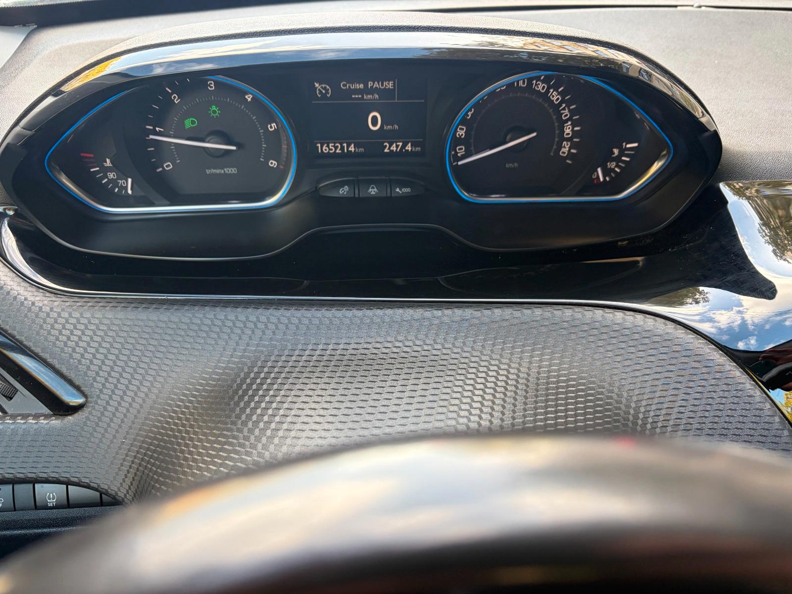 Peugeot 2008 2015 — photo 11