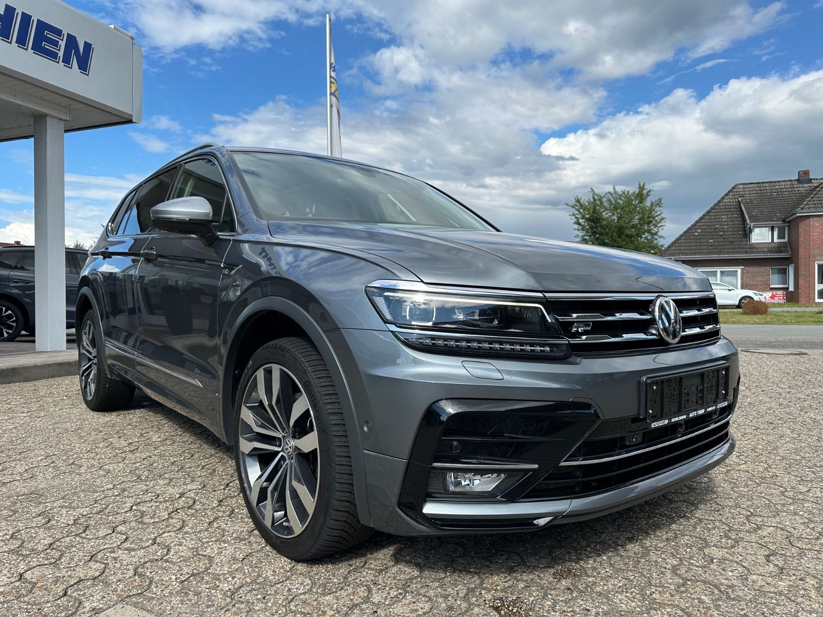 Fahrzeugabbildung Volkswagen Tiguan Allspace 2.0 TDI 4M R-Line AHK/Pano/LED