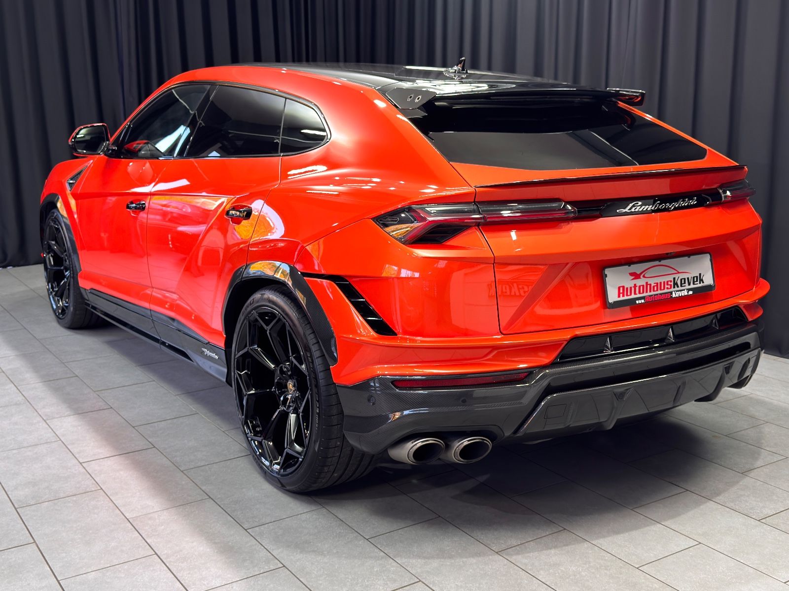 Fahrzeugabbildung Lamborghini Urus Performante|FULL-CARBON|AKRAPOVIC|MASSAGE|