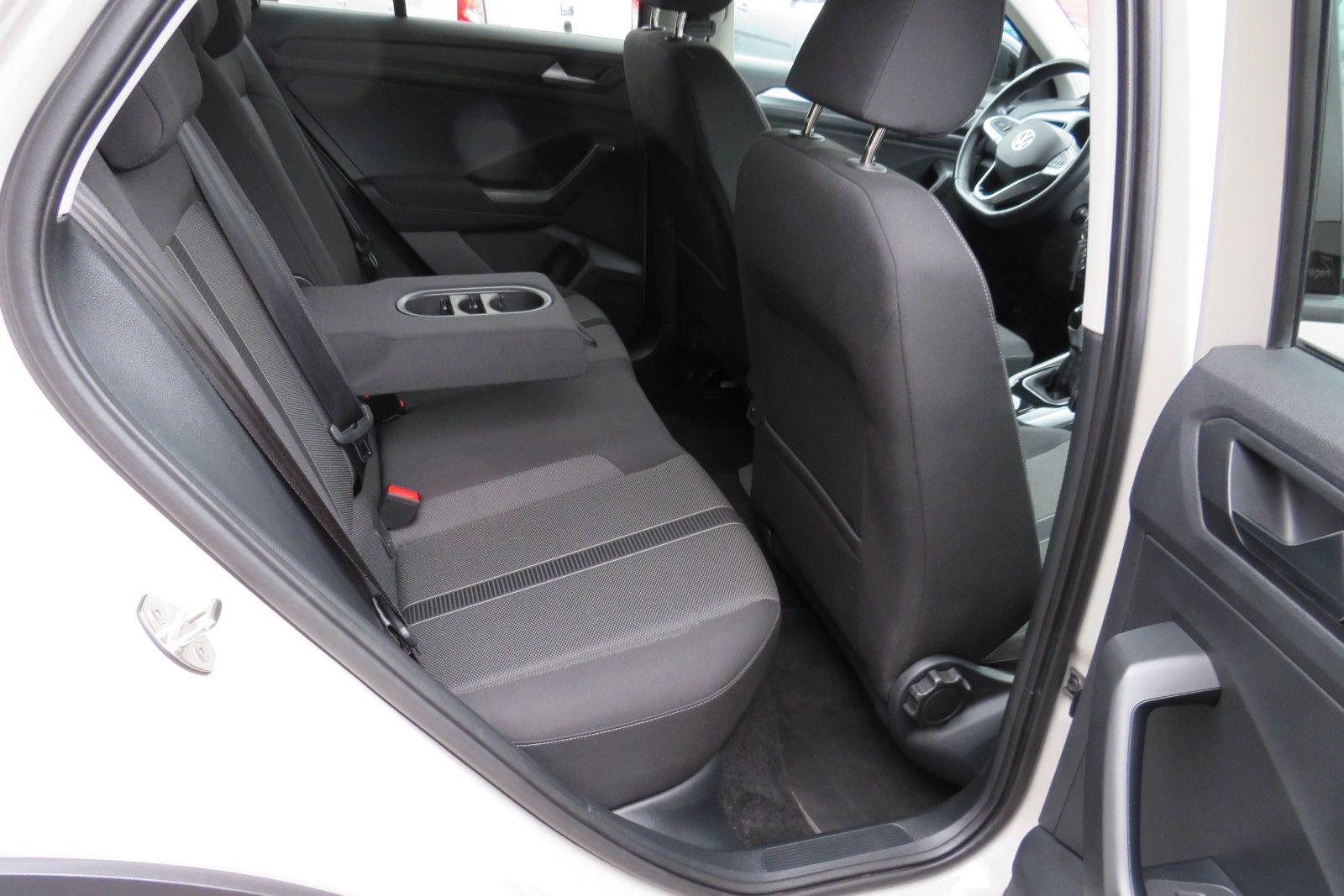 Fahrzeugabbildung Volkswagen T-Roc Life AHK ACC SITZH GJ NAVI APP 1.HD