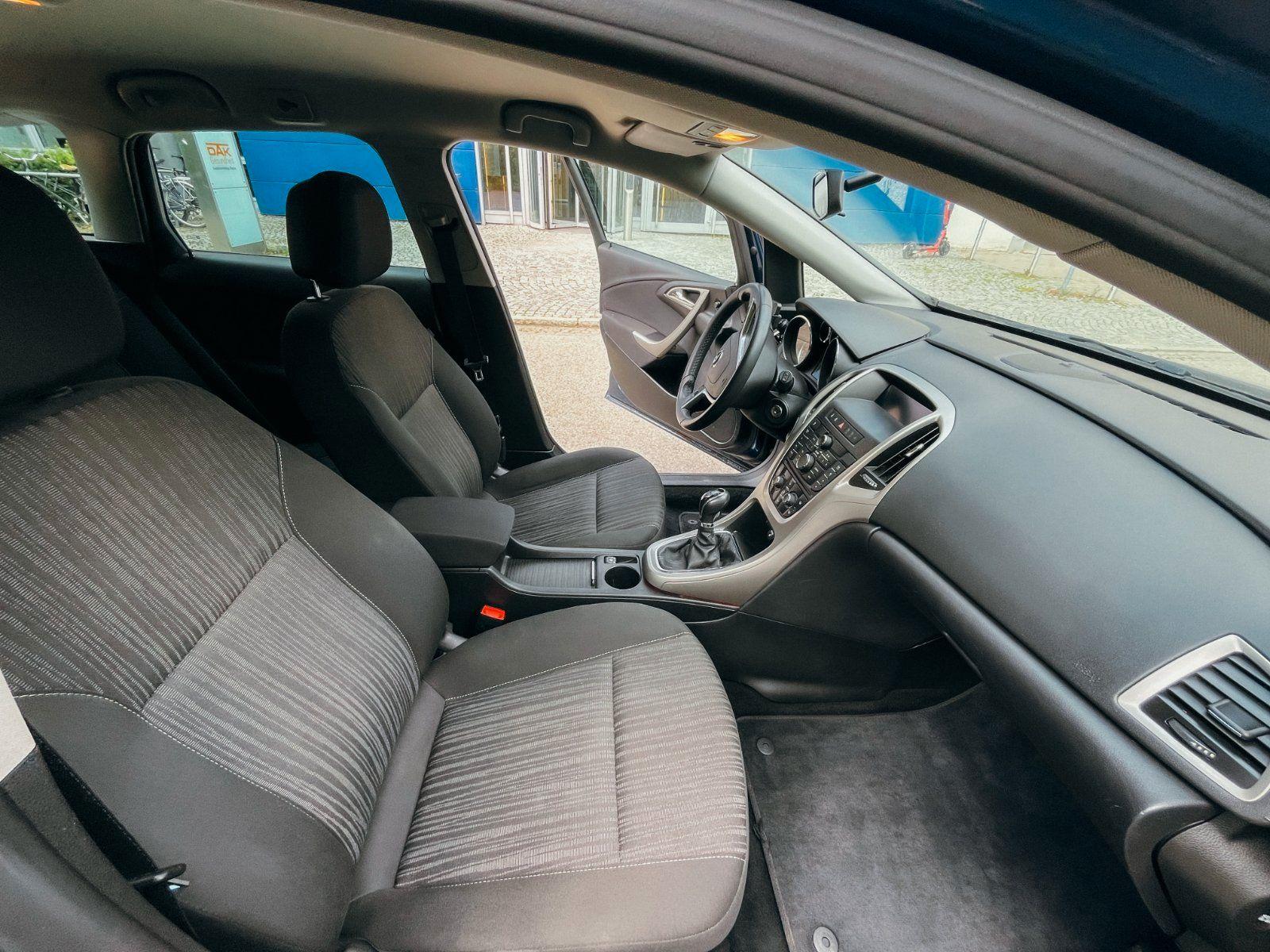 Opel Astra 2011 — photo 9