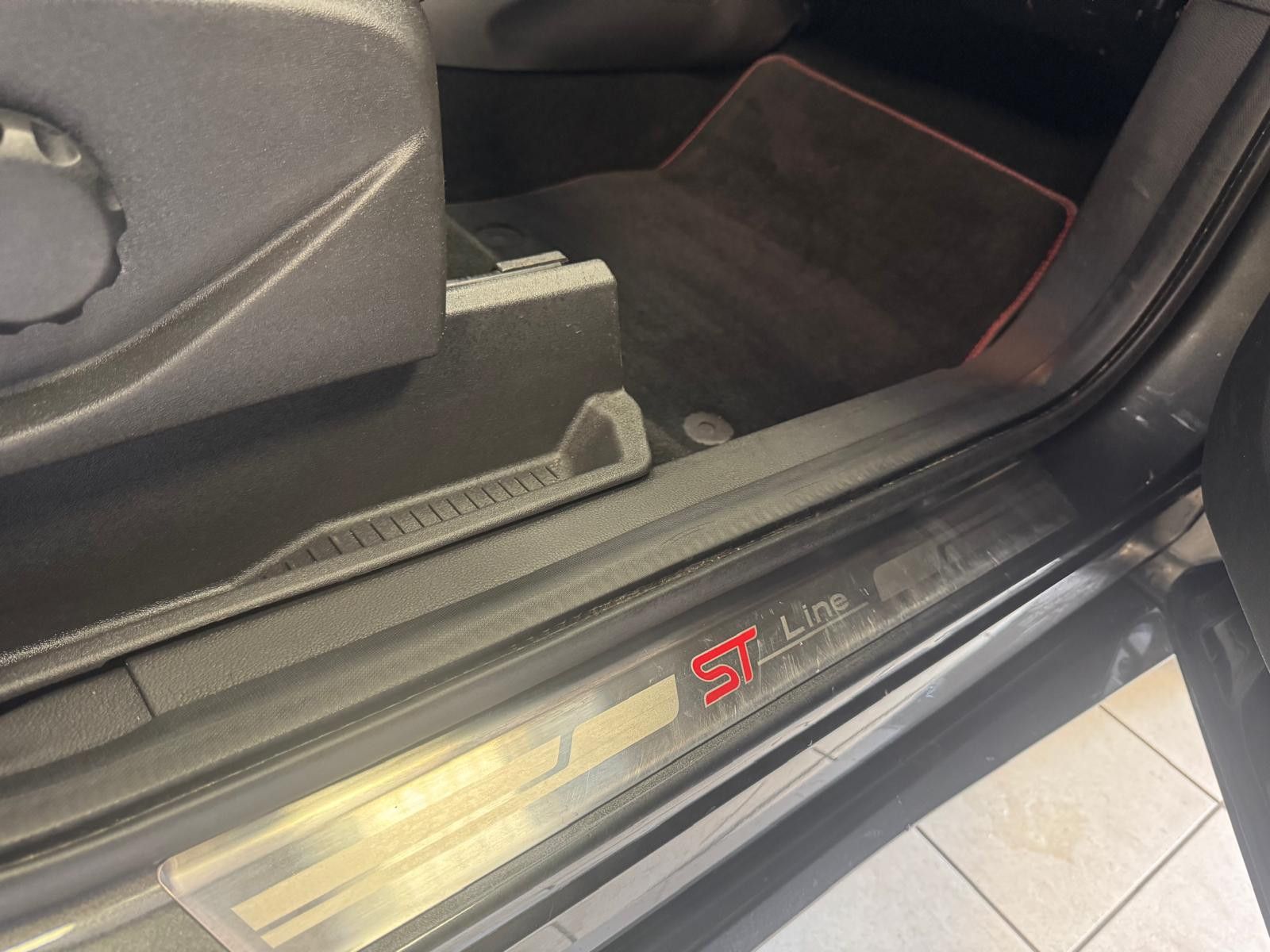 Fahrzeugabbildung Ford Kuga ST-Line /NAVI/KAMERA/AHK/KLIMA/ALLRAD