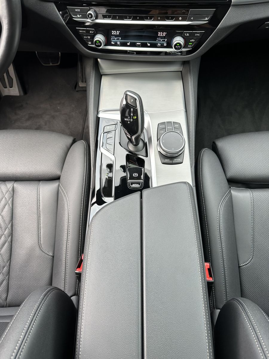 Fahrzeugabbildung BMW 520d Touring xDrive M-Sport NAV+LED+PANO+KAMERA