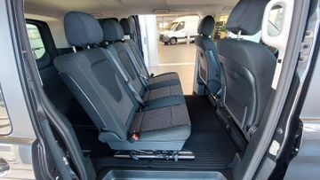 Mercedes V 220 - 11