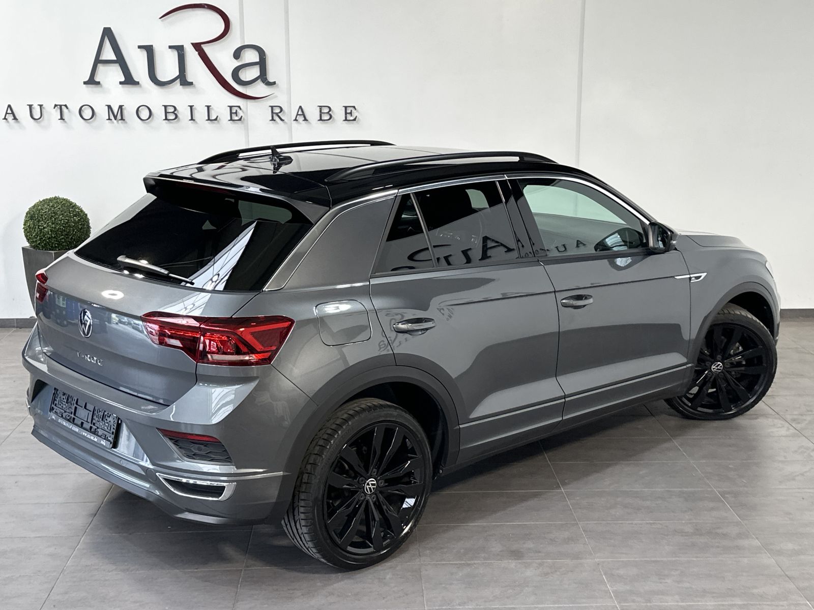 Fahrzeugabbildung Volkswagen T-Roc 1.5 TSI DSG R-Line NAV+LED+ACC+KAMERA+PANO