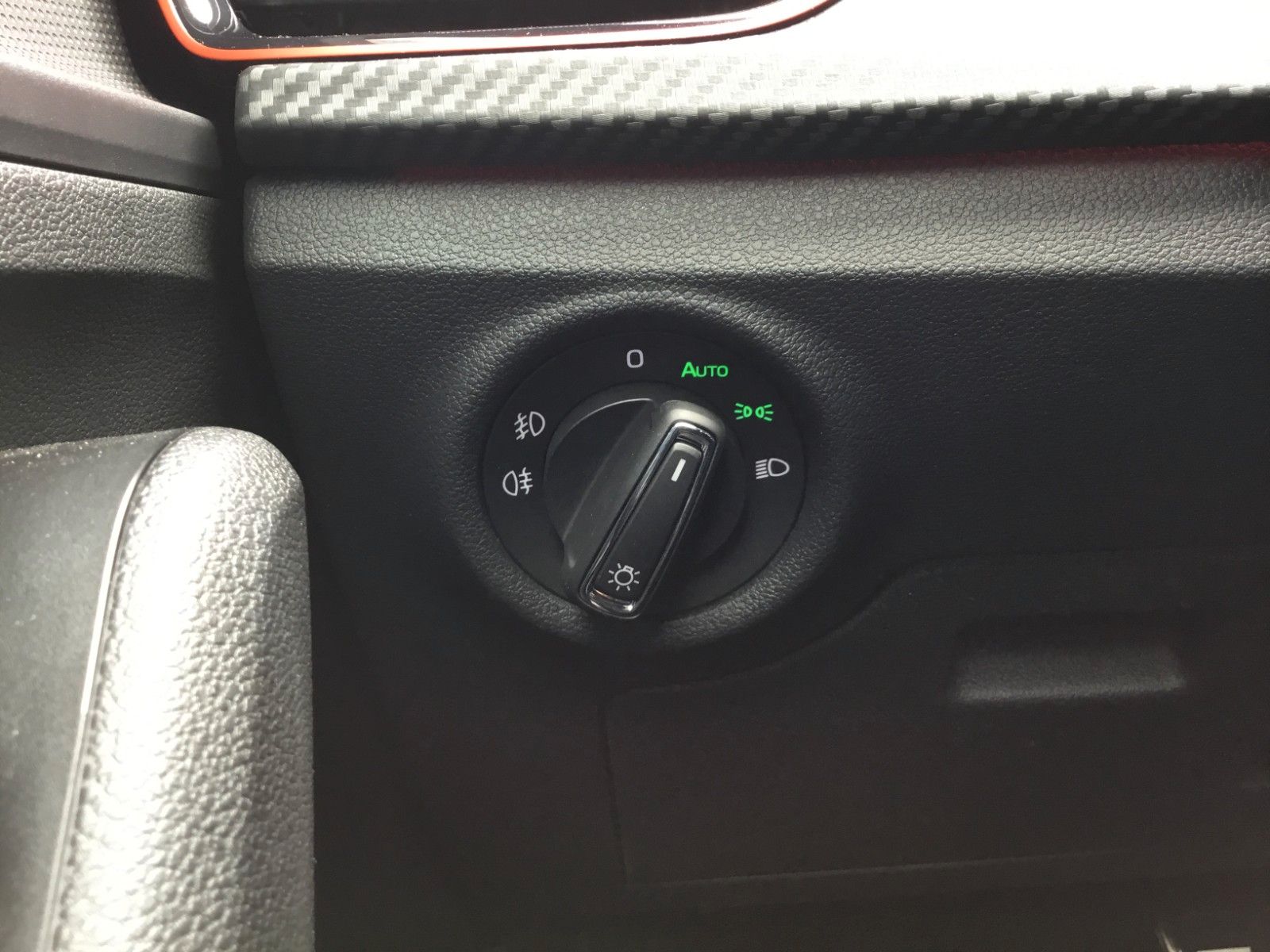 Fahrzeugabbildung SKODA Kamiq 1.5 TSI DSG Monte Carlo+AHK+Navi+Kamera