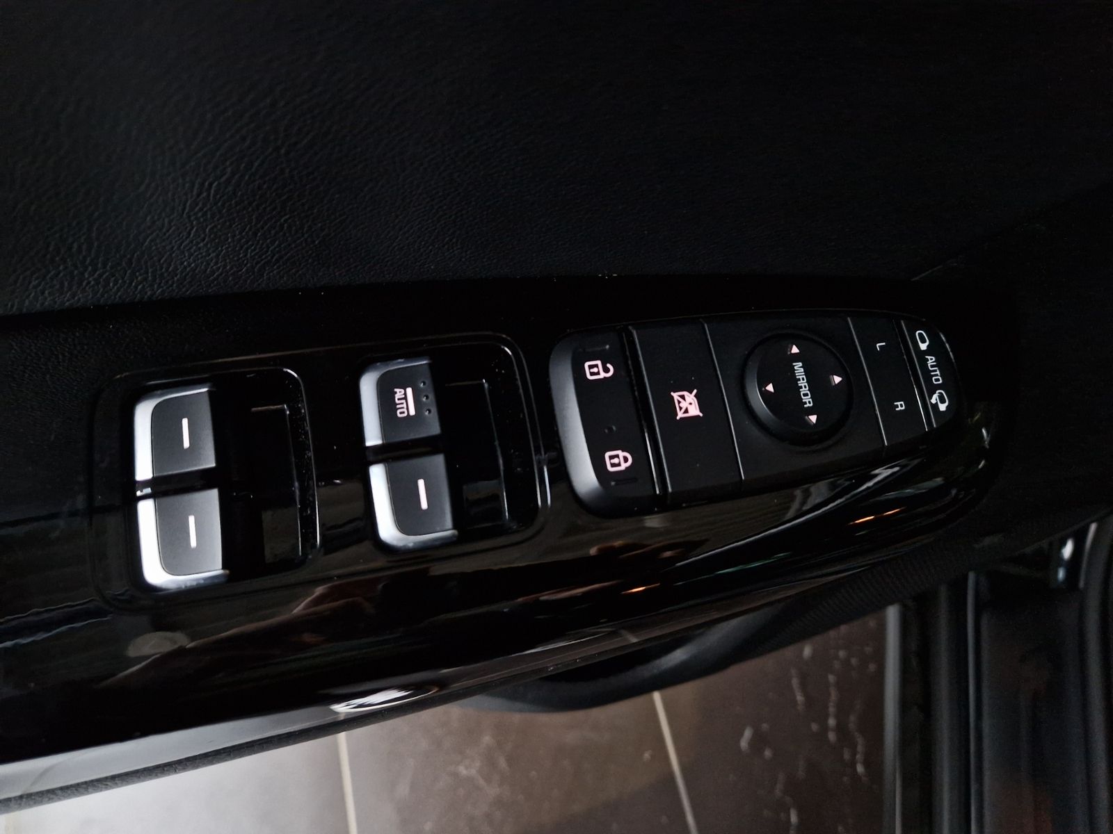 Fahrzeugabbildung Kia Sportage Black Edition 4WD PREMIUM LED NAVI ALU