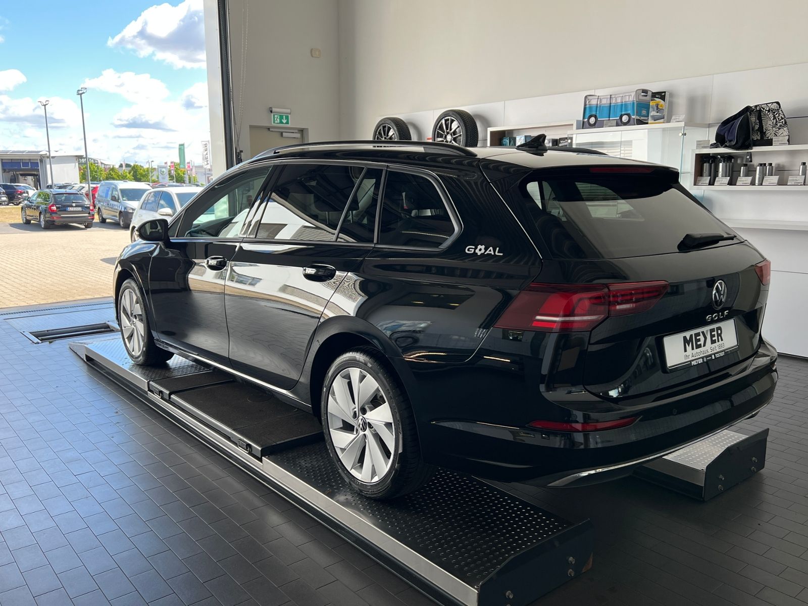 Fahrzeugabbildung Volkswagen Golf VIII Variant GOAL 2.0 TDI DSG *AHK, LED, "P