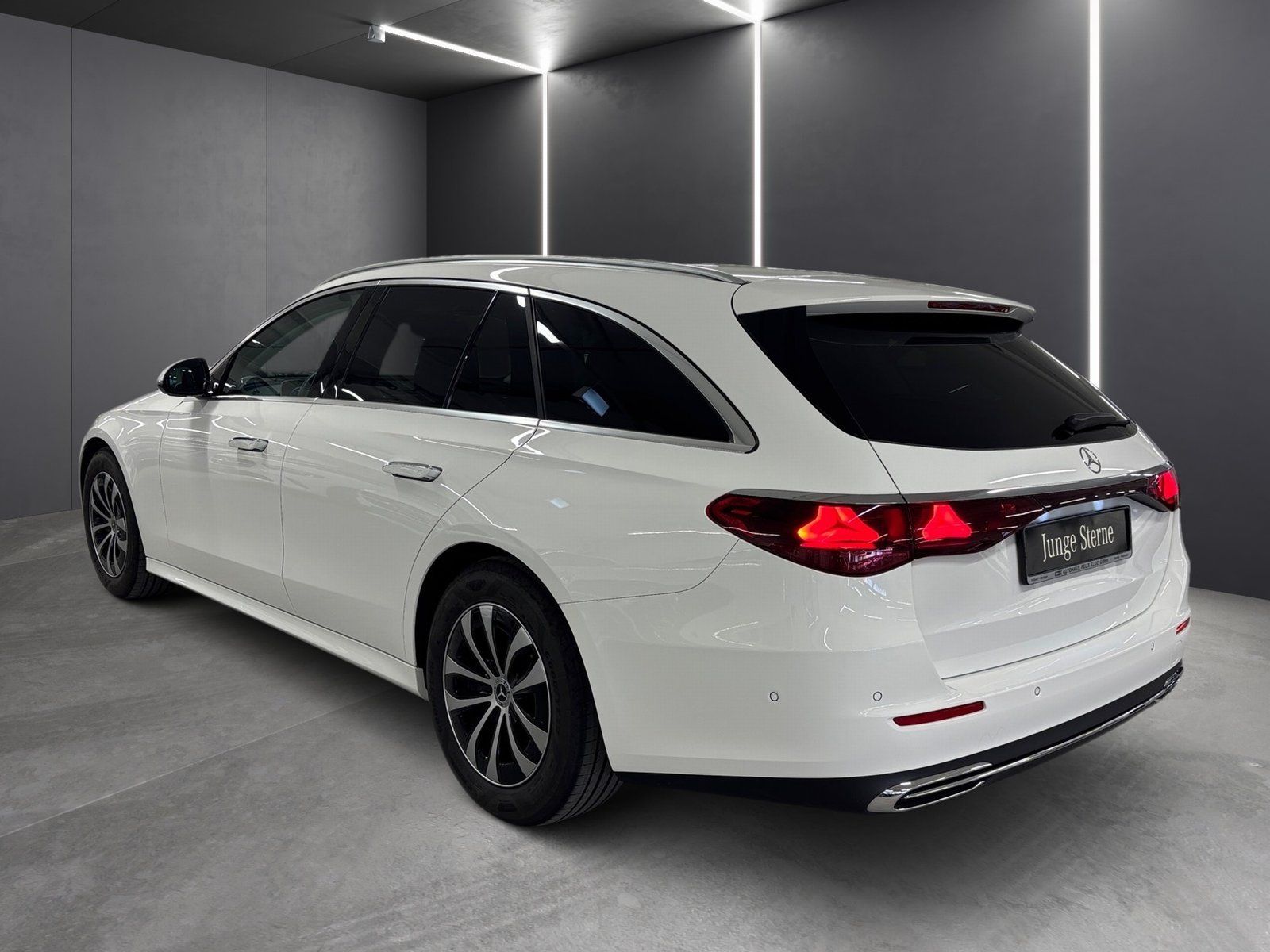 Fahrzeugabbildung Mercedes-Benz E 220 T d Avantgarde*AHK*Distronic*Totwinke*LED*