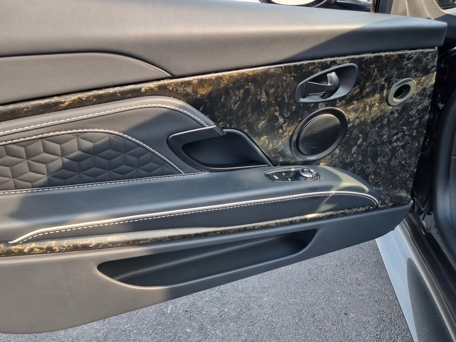 Fahrzeugabbildung Aston Martin DBS 5.2 V12 Volante/Werksgarantie 09/27/1A