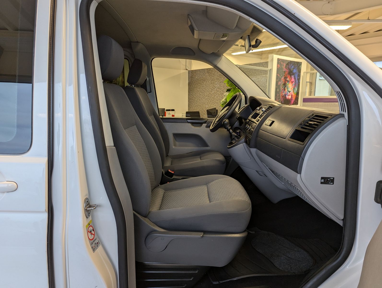 Fahrzeugabbildung Volkswagen T6 Transporter TDI lang 103KW Scheckheft 9-Sitze