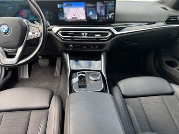 BMW 330e xDrive Touring A Head-Up HiFi DAB LED RFK