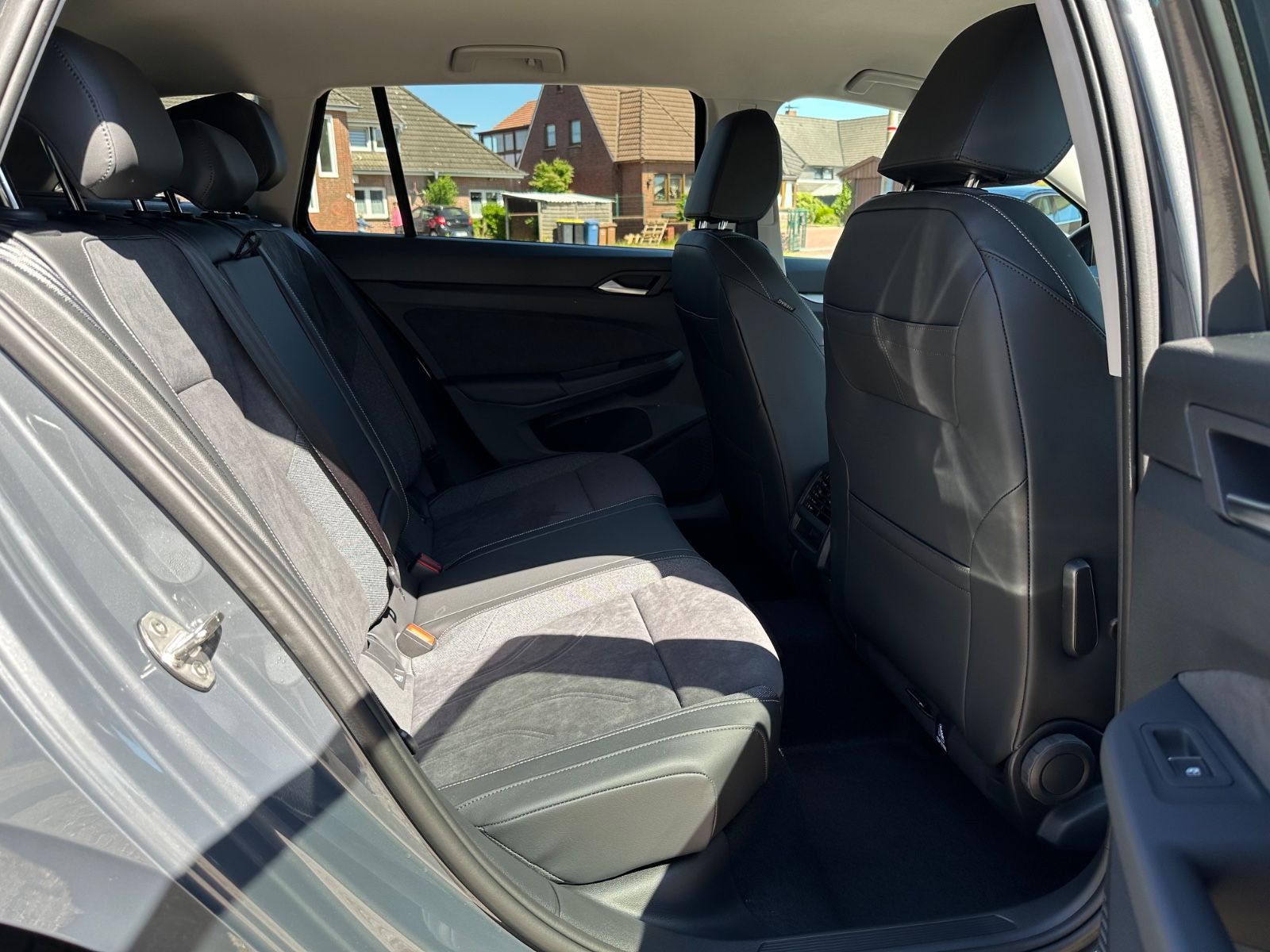 Fahrzeugabbildung Volkswagen Golf VIII Variant 1.5 TSI Life Navi/ACC/LED/Shzg