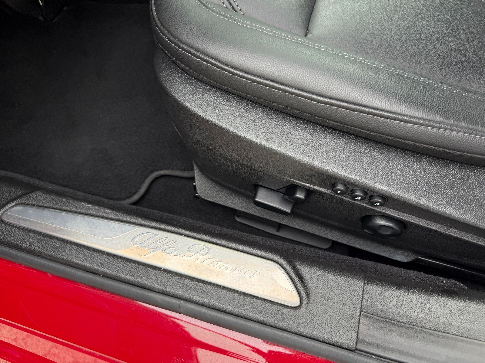 Fahrzeugabbildung Alfa Romeo Giulia Ti Q4/MEMORY/ACC/NAVI/KAMERA/SHZ