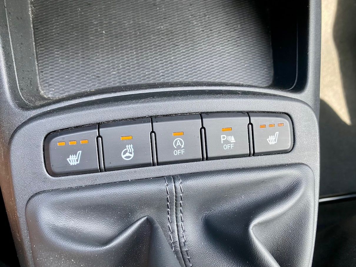 Fahrzeugabbildung Hyundai i10 1.0 SHZ KLIMA ALLWETTERREIFEN PDC RADIO USB