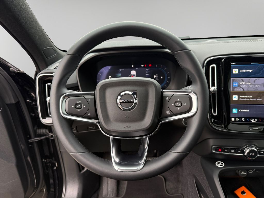 VOLVO XC40 B3 B DKG Ultra Black Edition RFK NAVi Winte VOLVO XC40 B3 B DKG Ultra Black Edition RFK NAVi Winte