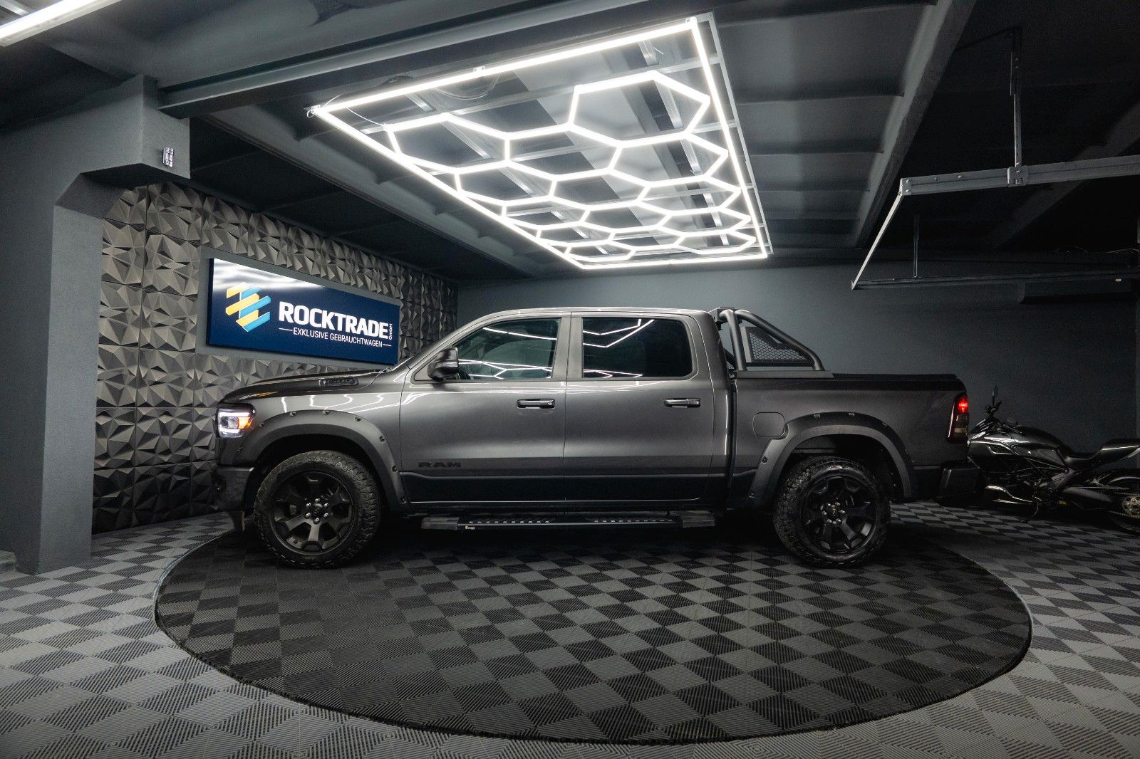 Fahrzeugabbildung Dodge RAM 5.7 V8 HEMI 4x4 OFFROAD NIGHT-Edition LED