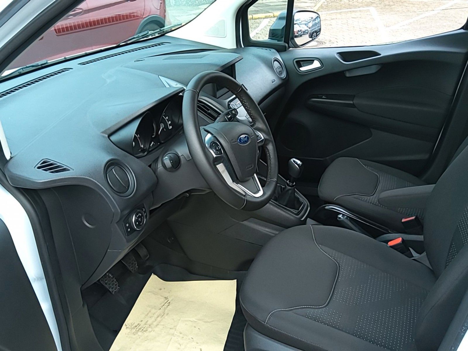 Fahrzeugabbildung Ford Transit Courier Trend Klimaanlage