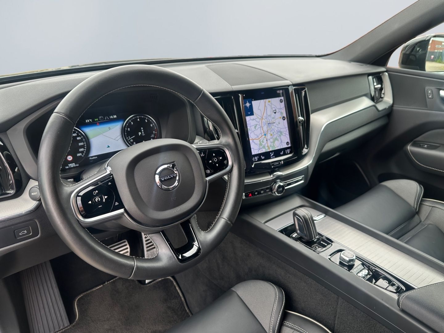 Volvo XC60 B4 2WD R Design LED 21'' Sportfahrw AHK CA foto 9