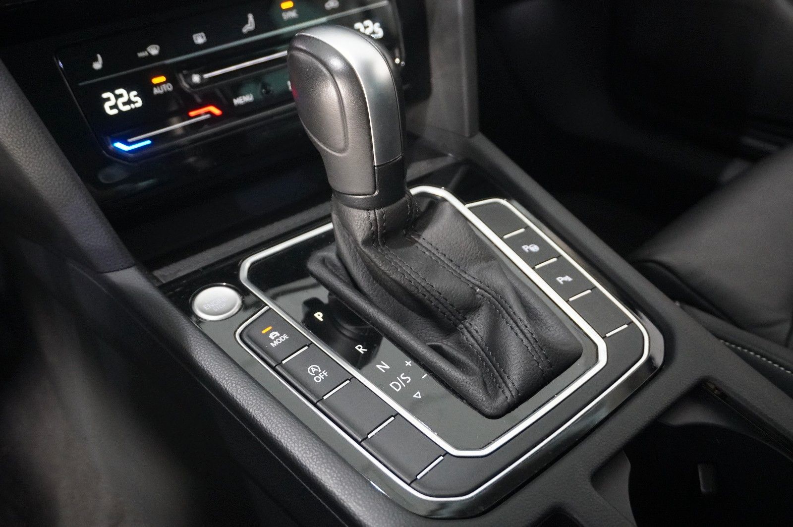 Fahrzeugabbildung Volkswagen Passat Vari. 2.0 TDI R-LINE 4M NAVI/KAMERA/AHK