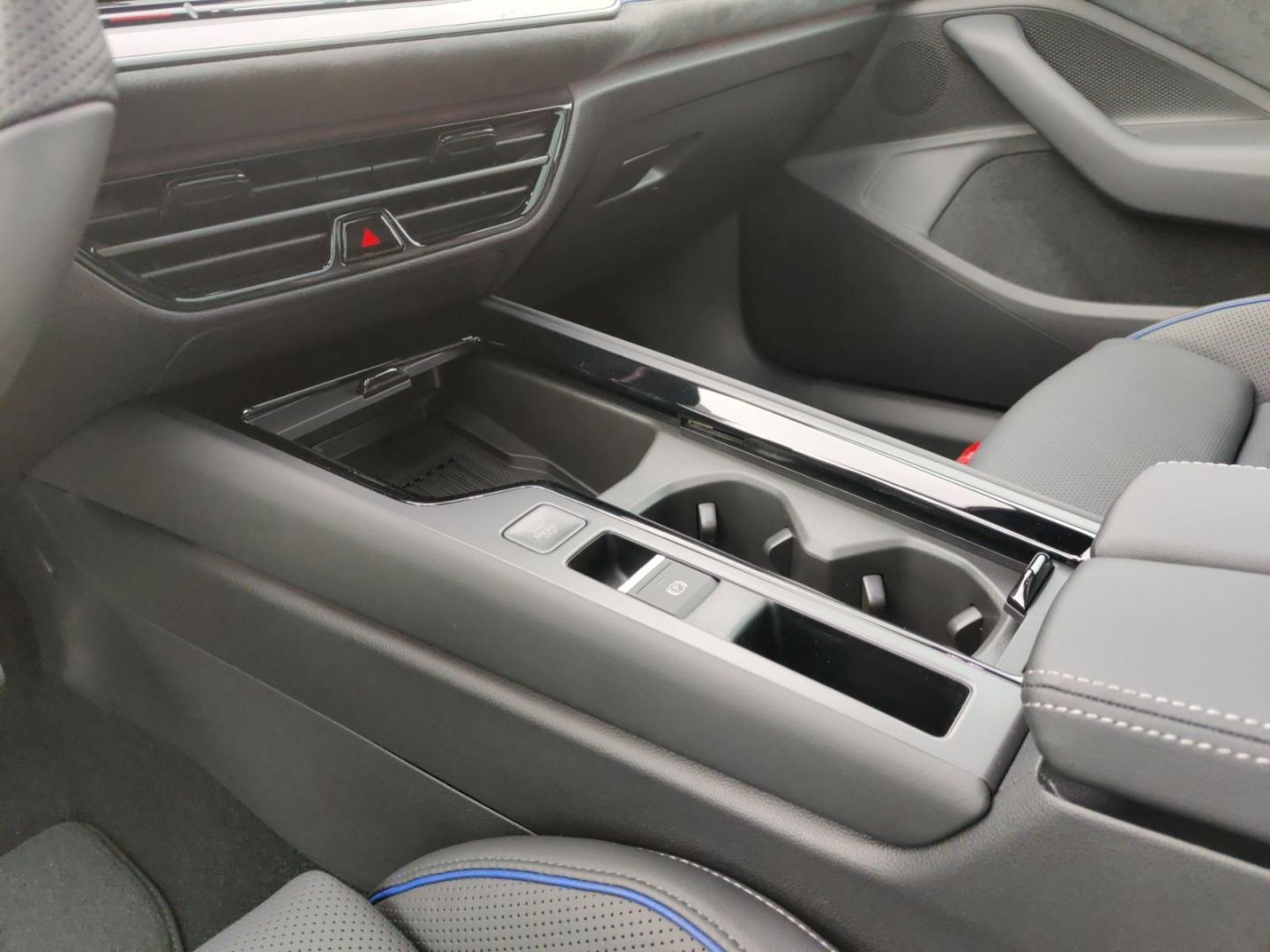 Volkswagen Passat R-Line 1.5 eHybrid DSG Navi foto 13