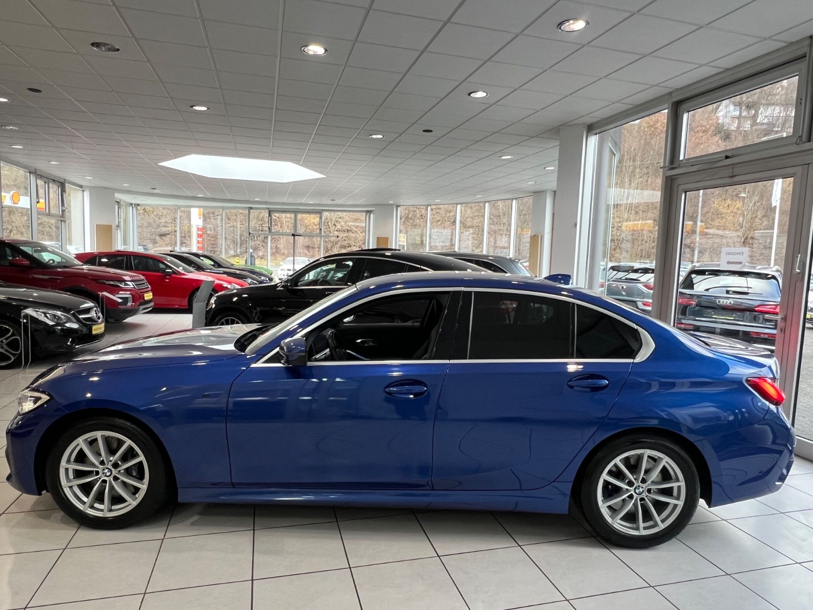 Fahrzeugabbildung BMW 330 i M Sport * Head-Up *Ambiente* LEDER *