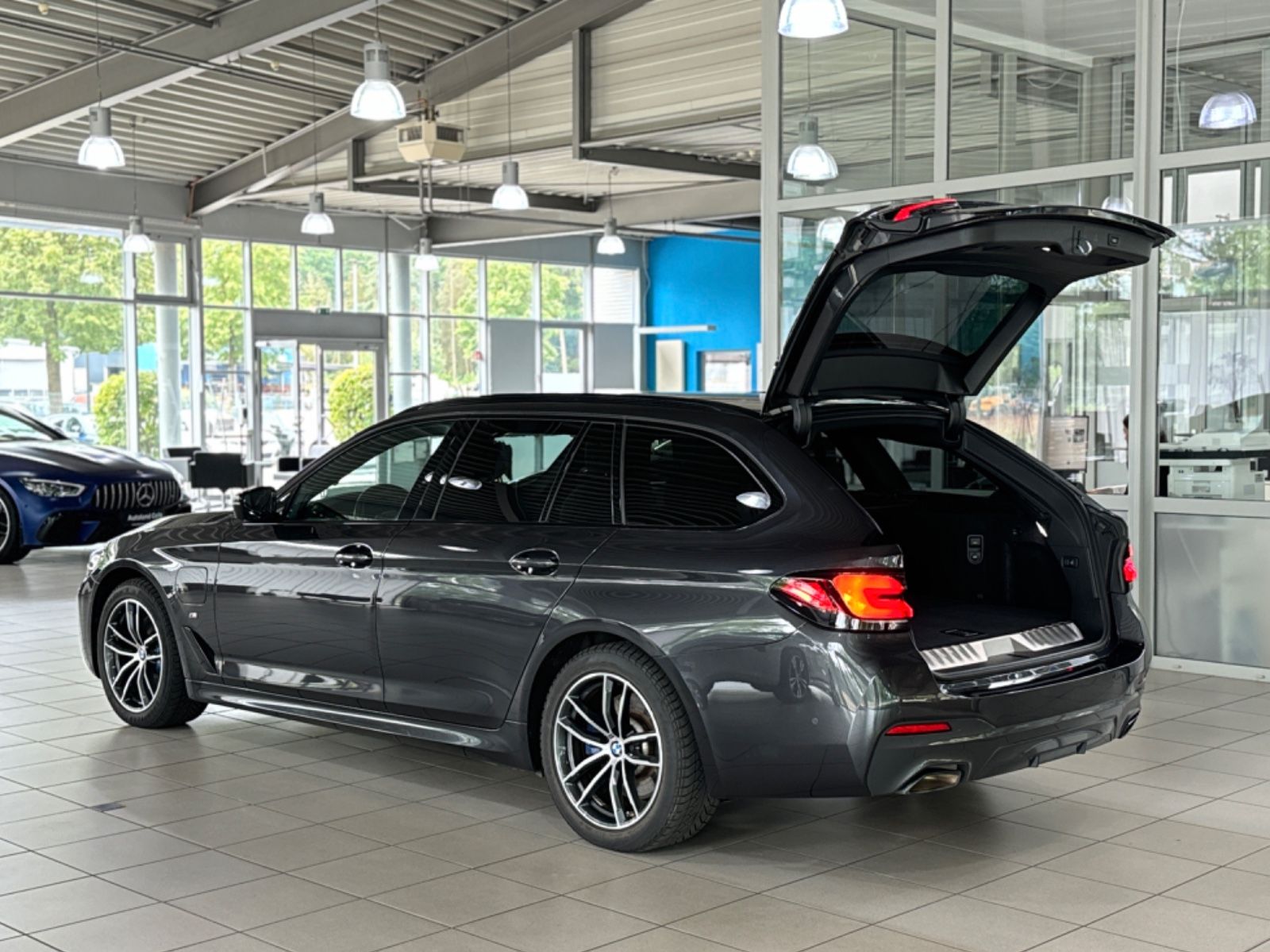 Fahrzeugabbildung BMW 530e xD M Sport Kamera HUD DAB Alarm DispKey AHK