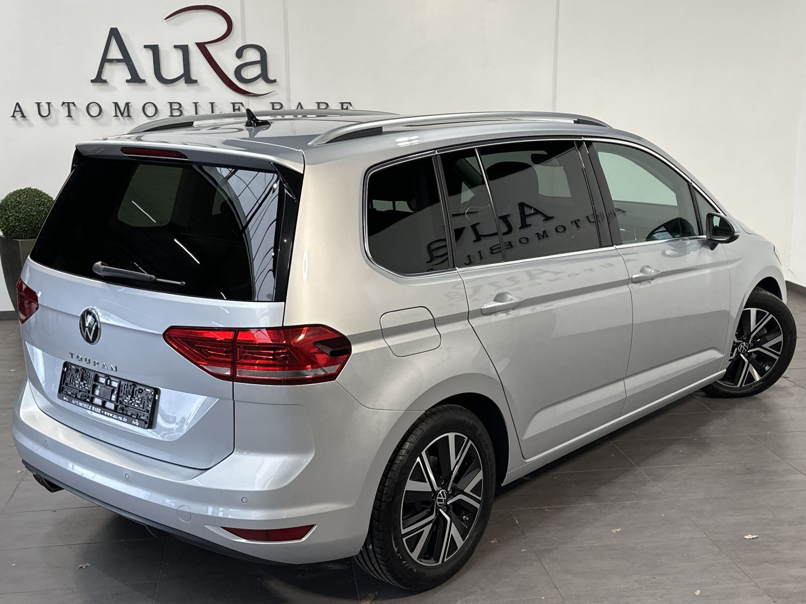 Fahrzeugabbildung Volkswagen Touran 2.0 TDI DSG Highline NAV+LED+AHK+PANO+ACC