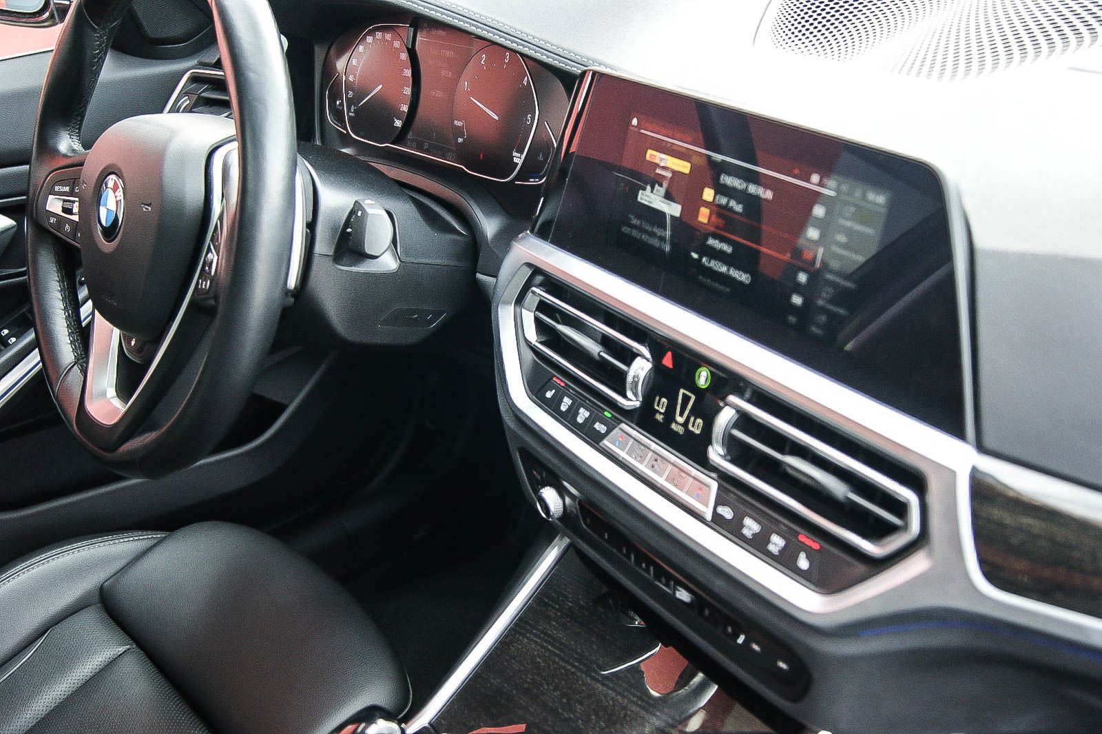 Fahrzeugabbildung BMW 320 d xDrive Luxury Line STANDHEIZG SCHIEBEDACH