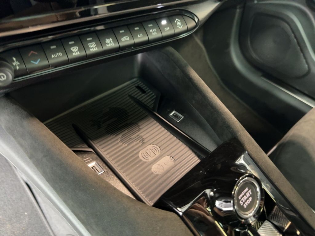 Fahrzeugabbildung Alfa Romeo Junior Ibrida SPORT SPECIALE PANO WINTER MATRIX