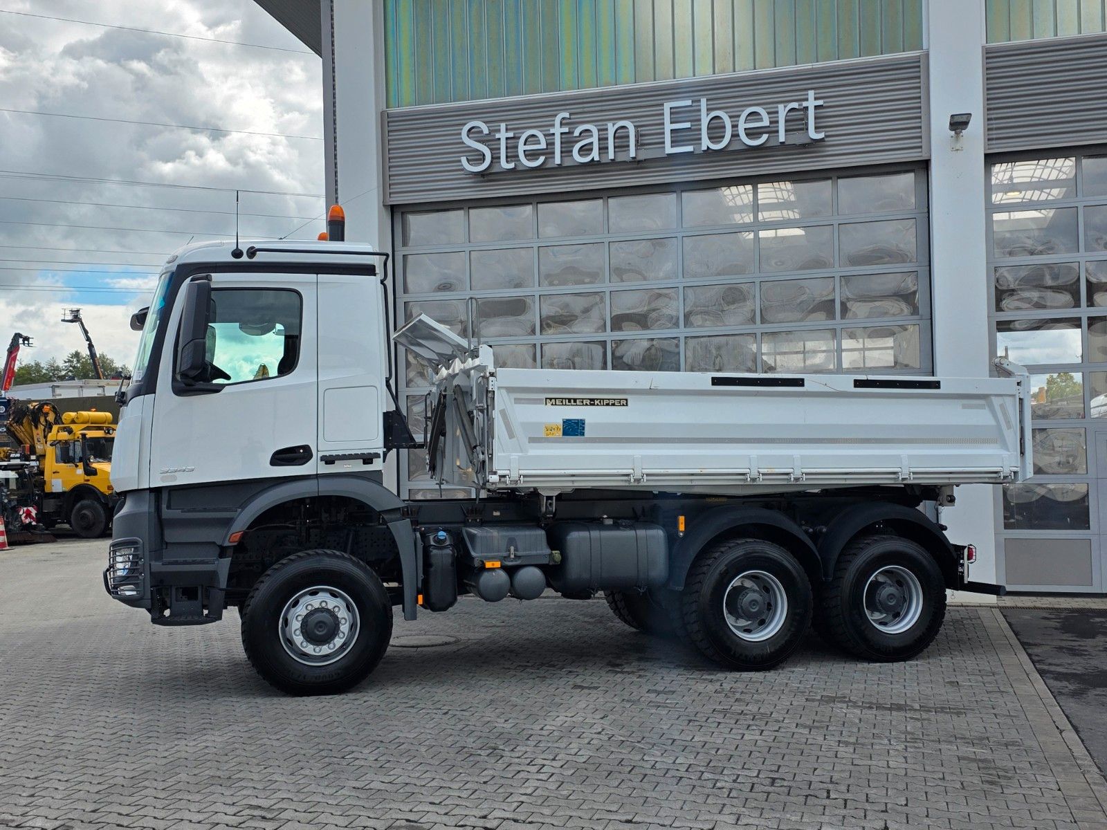 Fahrzeugabbildung Mercedes-Benz Arocs 3343 AK 6x6 Meiller