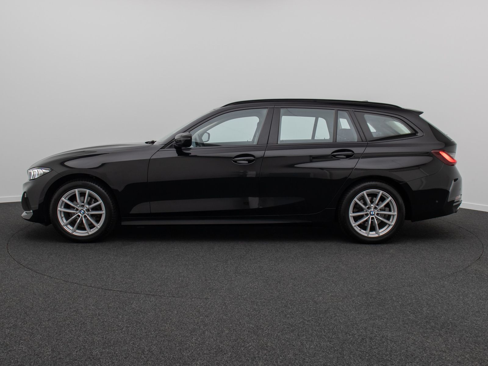 Fahrzeugabbildung BMW 318i GeschwindigReg HUD DAB Kamera LED Sport