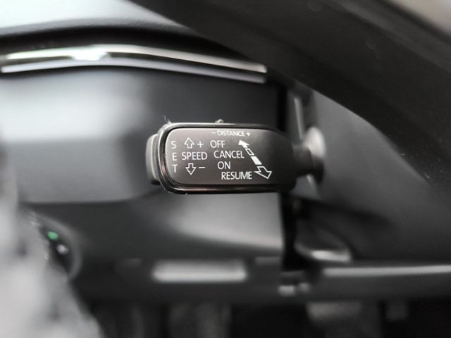 Fahrzeugabbildung SKODA Karoq 1.5 TSI DSG Selection Tour AHK PANO AREA-V