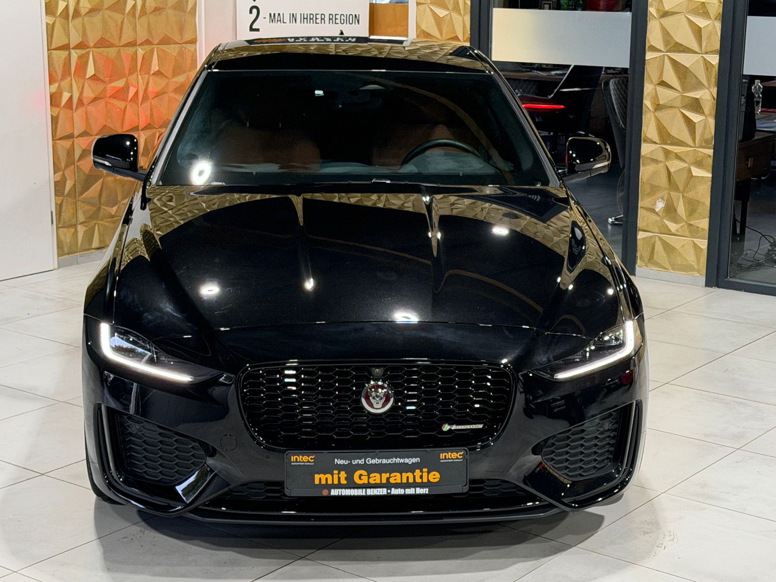 Fahrzeugabbildung Jaguar XE R-Dynamic Black/360°/NAVI/APPLE/SOUND/SHZ