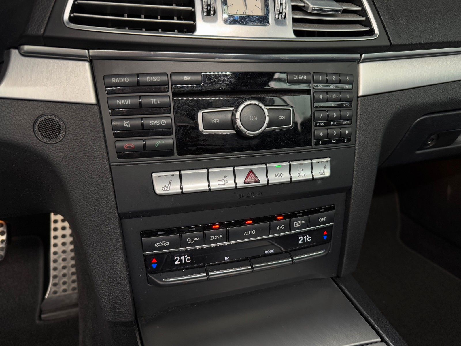 Fahrzeugabbildung Mercedes-Benz E 200 CGI Coupe Sportpaket AMG-Line Pano Leder