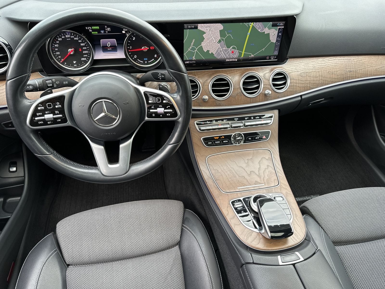 Fahrzeugabbildung Mercedes-Benz E 300de T AMG-Line NAV+LED+360°+PANORAMA+BURMEST
