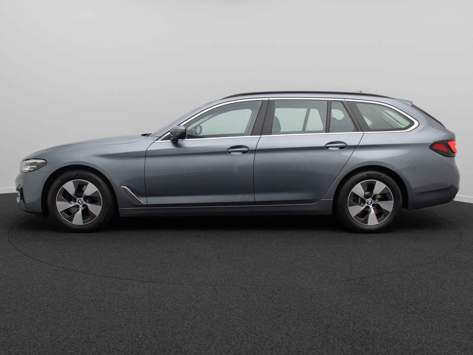 Fahrzeugabbildung BMW 520d Kamera HUD Alarm Panorama DAB Leder Sport