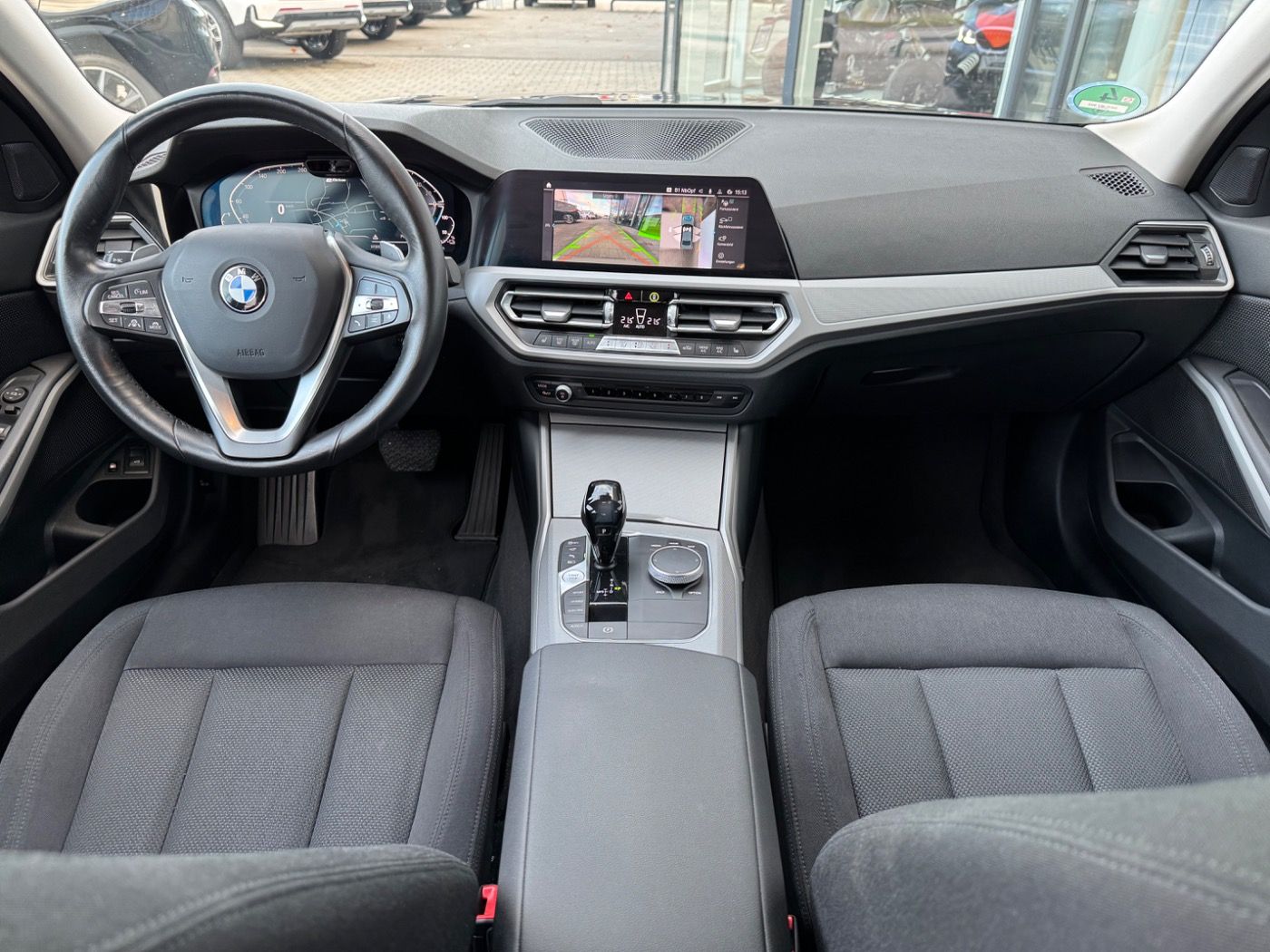 Fahrzeugabbildung BMW 330e Lim. Adv. DA-PRO/HUD/LASER 2 JAHRE GARANTIE