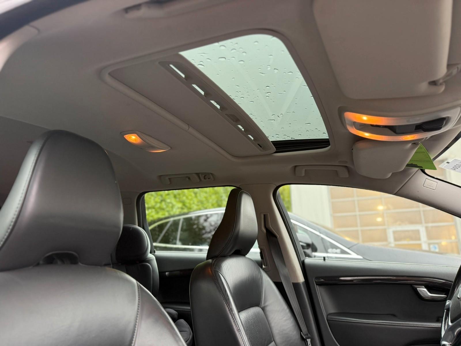 Volvo V70 2011 — photo 15